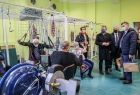 Spotkanie z pacjentami podczas rehabilitacji; na zdjęciu oprócz ćwiczących pacjentów - marszałek Małopolski, dyrekcja i pracownicy szpitala oraz radny województwa Andrzej Wójcik; 