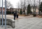 Delegacja z Iwoną Gibas stoi na placu przed pomnikiem 