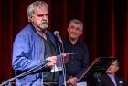 gala Małopolskiej Nagrody Poetyckiej, poeta recytuje wiersz przy mikrofonie