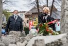Iwona Gibas z Zarządu Województwa Małopolskiego składa kwiaty podczas obchodów Święta Narodowego Trzeciego Maja w Oświęcimiu