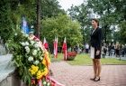 Marta Malec-Lech z zarządu województwa składa wieniec przed pomnikiem.