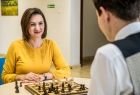 Marta Malec-Lech z zarządu województwa siedzi i gra w szachy.