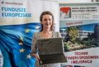 Marta Malec-Lech z zarządu województwa wręcza laptopy