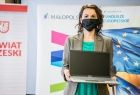 Marta Malec-Lech trzymająca laptop