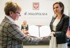 Marta Malec-Lech z zarządu województwa wręcza nominacje dyrektorom.