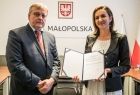 Marta Malec-Lech z zarządu województwa wręcza nominacje dyrektorom.