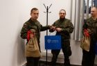 pułkownik Marcin Siudziński przekazuje prezenty żołnierzom 