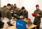 żołnierze czytają życzenia świąteczne
