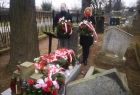 Krystian Hytroś p.o. kierownika tarnowskiej agendy zamiejscowej UMWM, wraz z Anną Pieczarką - posłem na Sejm RP składają kwiaty na cmentarzu w Tarnowie.