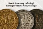 Złoty, srebrny i brązowy medal na białym tle, z podpisem "Medal Honorowy za Zasługi dla Województwa Małopolskiego"