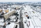Widok z drona na inwestycję w Wadowicach, parking i tory kolejowe.