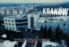 Widok z góry na krakowski Szpital na Klinach, na dole napis "Zobacz jak środki unijne wspierają rozwój małopolskich szpitali"