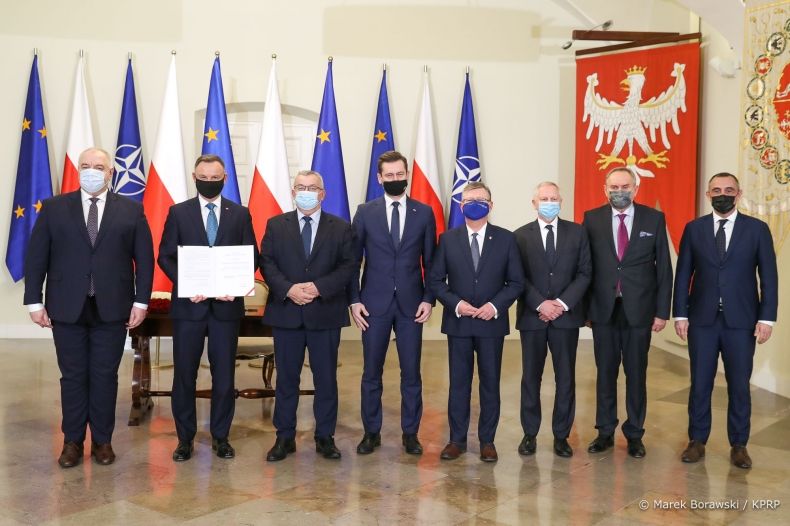 Zdjęcie grupowe: prezydent RP, marszałek Małopolski, prezes POT, prezes PKOl, premier Jacek Sasin, minister Adamczyk i minister Bortniczuk