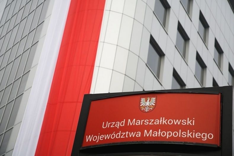 flaga Polski na budynku urzędu marszałkowskiego