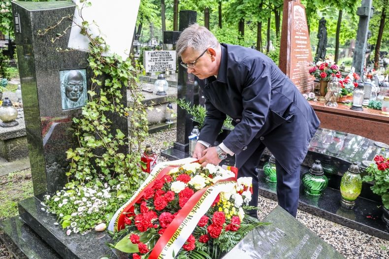 Marszałek Witold Kozłowski składa kwiaty na grobie Marka Nawary, pierwszego Marszałka Województwa Małopolskiego