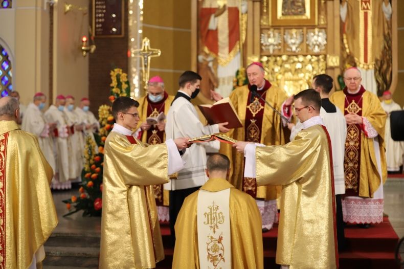uroczystości święceń biskupich w tarnowskim kościele, przed biskupem Andrzejem Jeżem klęczy biskup Artur Ważny, nad jego głową księża trzymają księgę