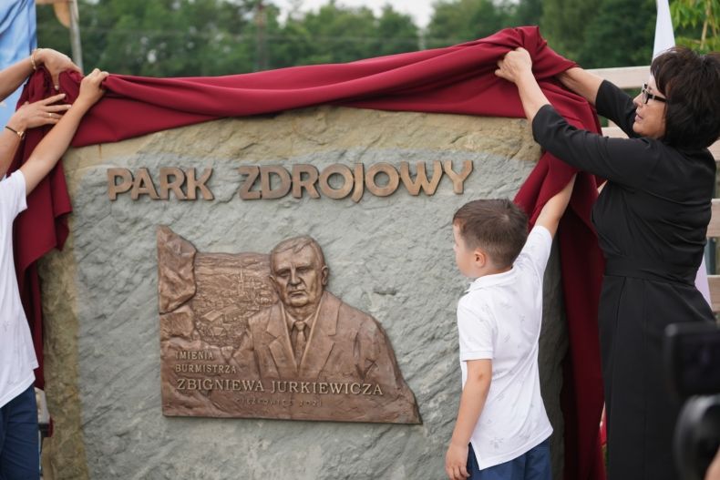 Odsłonięcie tablicy pamiątkowej w Parku Zdrojowym im. Burmistrza Zbigniewa Jurkiewicza w Ciężkowicach