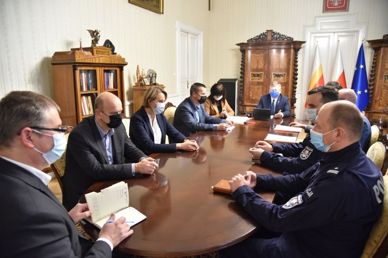 spotkanie w gabinecie Marszałka; przedstawiciele samorządu, Marszałek, dyrekcja ZDW, policjanci siedzą przy stole