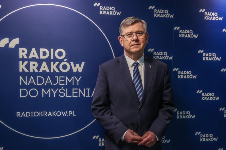 Marszałek Witold Kozłowski w Radiu Kraków, z tyłu ścianka z napisem Radio Kraków Nadajemy do myślenia.