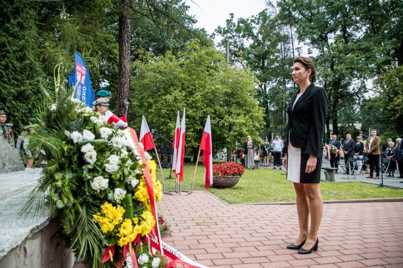Marta Malec-Lech z zarządu województwa składa wieniec przed pomnikiem.