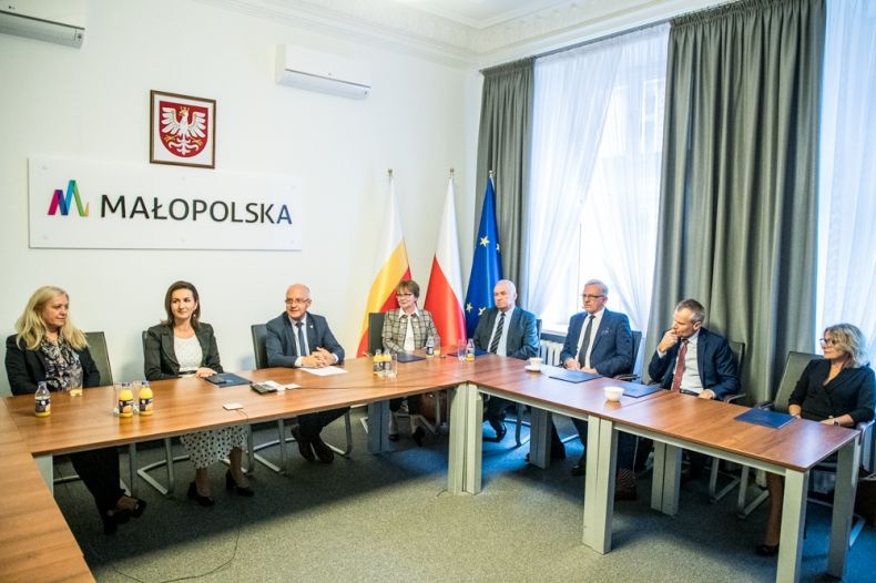 Marta Malec-Lech z zarządu województwa siedzi wraz z nominowanymi dyrektorami, w tle widoczny napis Małopolska.