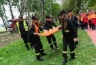 Zawody w noszeniu wody, na pierwszym planie grupa dziewcząt w strażackich strojach
