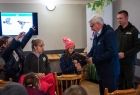 Wicemarszałek Józef Gaworn wspólnie z dziećmi słucha lekcji przyrody