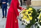 Iwona Gibas składa kwiaty przed pomnikiem