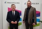 Marszałek Witold Kozłowski oraz Paweł Olchawa, dyrektor Biura Wystaw Artystycznych w Miechowie