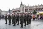 Oddział wojskowy stojący na baczność na krakowskim rynku
