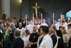 Procesja ze świecami i krzyżem świętym podczas uroczystej Eucharystii pod przewodnictwem Metropolity Krakowskiego abp. Marka Jędraszewskiego