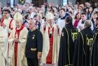 Księża, biskupi i na centralnym polu arcybiskup Marek Jędraszewski podczas uroczystej Eucharystii, której przewodniczył