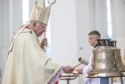 Arcybiskup Marek Jędraszewski przy dzwonie kościelnym podczas Eucharystii