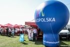 widok na miejsce wydarzenia, na pierwszym tle balon z logiem Małopolski
