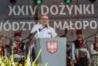Radny Bogdan Pęk przemawia podczas Dożynek Wojewódzkich z mównicy na scenie