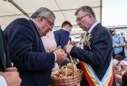 Marszałek Witold Kozłowski częstuje pokrojonym chlebem ministra Andrzeja Adamczyka 