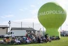 widok na pierwszym planie na balon z logiem Małopolski ustawiony na Dożynkach Wojewódzkich