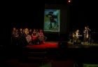 widok na scenę Teatru zakopiańskiego Witkacy. Po lewej stronie siedzą aktorzy a po prawej gitarzysta i kontrabasista