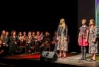 widok na scenę zakopiańskiego Teatru Witkacy - aktorzy w czasie występu wokalnego 