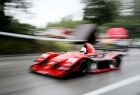 Czerwony samochód wyścigowy jedzie ulicą w Limanowej