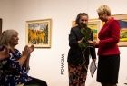 Iwona Gibas składa gratulacje kuratorce wystawy