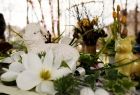 Wielkanocne ozdoby, białe kwiaty, figurki baranka i zajączka