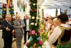 Konkurs w Wolbromiu: Iwona Gibas przygląda się świątecznym dekoracjom