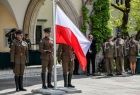 Flaga Polski wciągana na maszt.