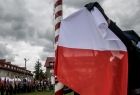 Polska flaga biało-czerwona wciągana na maszt.