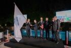 ogólny widok jeden z uczestników uroczystości stojących w szeregu przekazuję flagę wydarzenia Marszałkowi Małopolski Witoldowi Kozłowskiemu