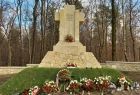 Cmentarz wojennny nr 198 w Błoniu po renowacji - widok na pomnik