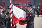 Obchody Dnia Strażaka. Strażacy wciągają biało-czerwoną flagę na maszt