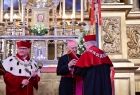 biskup podczas laudacji i nadaniu tytułu honoris causa w towarzystwie profesorów