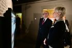 Iwona Gibas z Zarządu Województwa Małopolskiego zwiedza wystawę stałą Muzeum Pamięci Mieszkańców Ziemi Oświęcimskiej